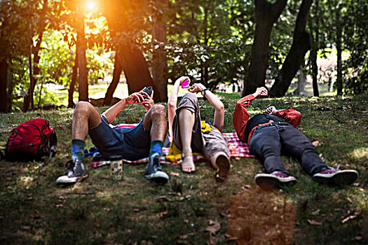 三个,朋友,躺着,野餐毯,公园