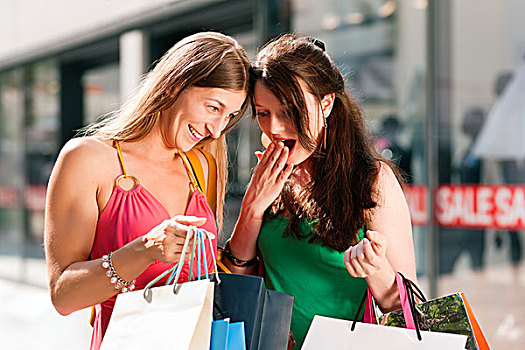 两个女人,朋友,购物,市区,彩色,购物袋,背景,商店,罐,风景,文字,窗户