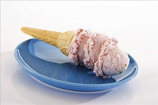 冰淇淋蛋卷,舀具,草莓冰激凌,躺着,盘子