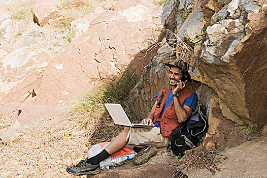 远足者,坐,石头,交谈,手机