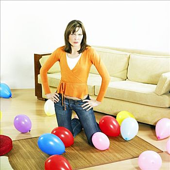 悲伤,女人,膝,客厅,玩,气球