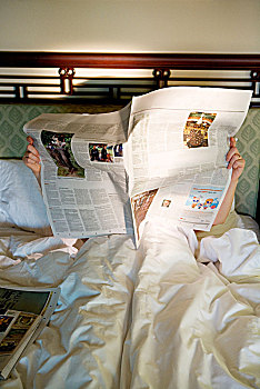 一个人,读,报纸,床