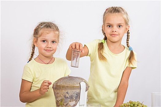 两个女孩,看,框,挤,果汁,榨汁器