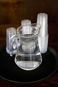 玻璃瓶,水,塑料杯,托盘