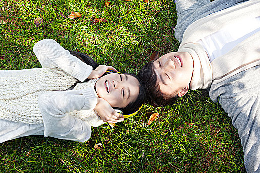 躺在草地上的年轻情侣