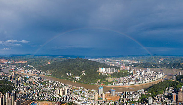 广西梧州,雨后彩虹景美如画