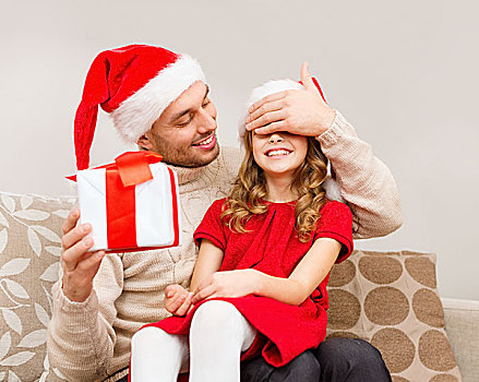 家庭,圣诞节,圣诞,冬天,高兴,人,概念,微笑,父亲,惊讶,女儿,礼盒,捂眼,手