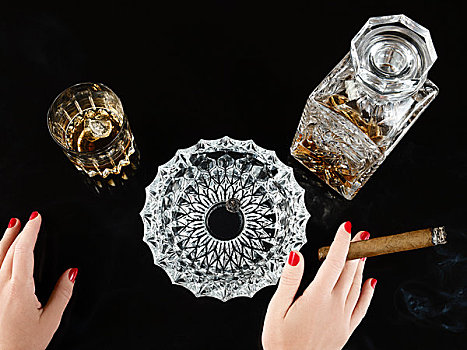 女性,手,雪茄,威士忌,玻璃器具