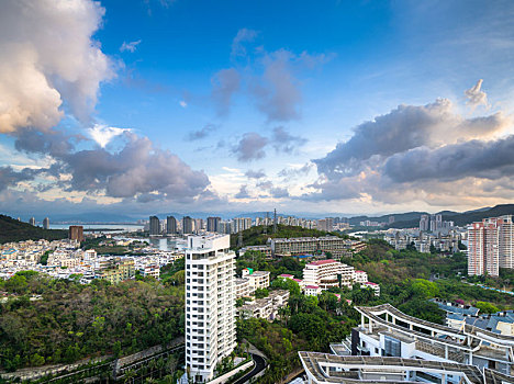 三亚地标建筑海景房房地产蓝天白云