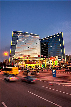 夜幕下广州国际会展中心旁的中州中心