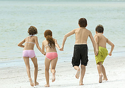 四个,儿童,握手,跑,水,海滩,后视图
