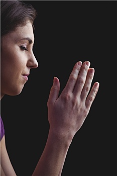 女人双手合十祈祷图片图片