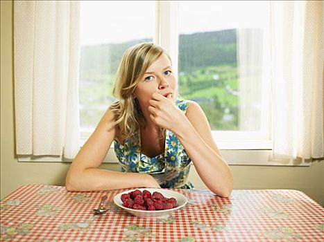 女人,吃,碗,树莓,桌子