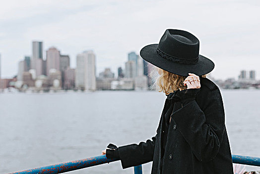 女人,戴着,帽子,看别处,天际线,波士顿,马萨诸塞,美国