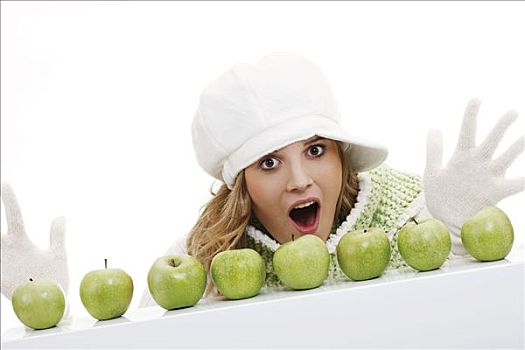 女青年,戴着,围巾,帽,后面,排,青苹果