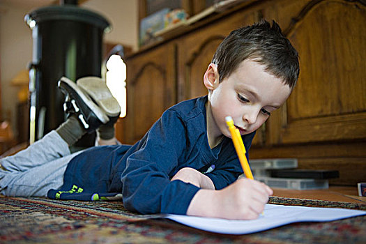 男孩,躺着,地面,文字,纸,铅笔