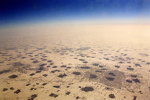 在9000米高空看大地·大地上的民居成了小小的斑点