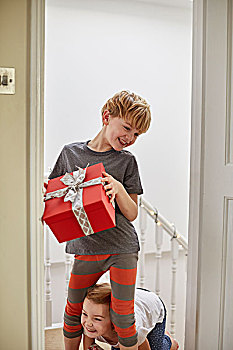 圣诞节,家,两个孩子,楼梯,礼物