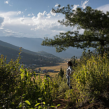 女人,站立,向外看,上方,不丹,山谷