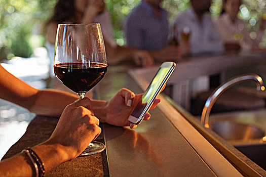 手,女人,打手机,葡萄酒杯,餐馆