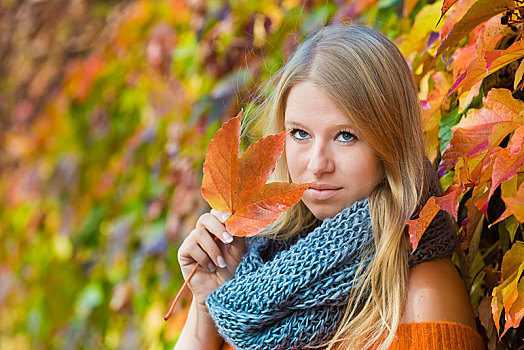美女,戴着,粗厚,围巾,拿着,秋天,色彩,叶子,手