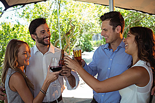 朋友,互动,祝酒,玻璃杯,瓶子,酒,台案,餐馆
