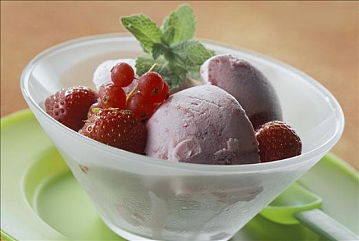 草莓冰糕,黑醋栗,果汁