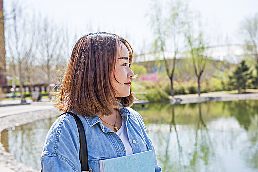 漂亮的女学生在校园里