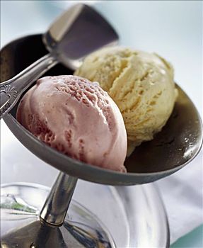 圣代冰淇淋,草莓,香草冰淇淋