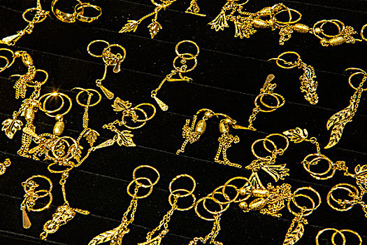 2016第二届中国重庆国际珠宝首饰玉石博览会上的黄金首饰