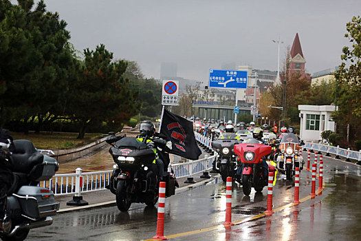 山东省日照市,150多名炫酷机车手冒雨骑游