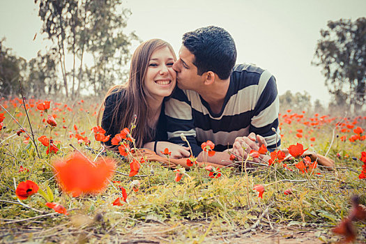 男人,吻,女人,露齿微笑,卧,草地,地点,红罂粟