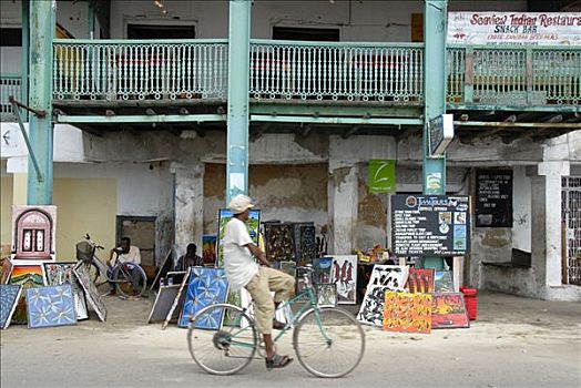 街景,骑车,骑,过去,老建筑,石头城,桑给巴尔岛,坦桑尼亚,非洲