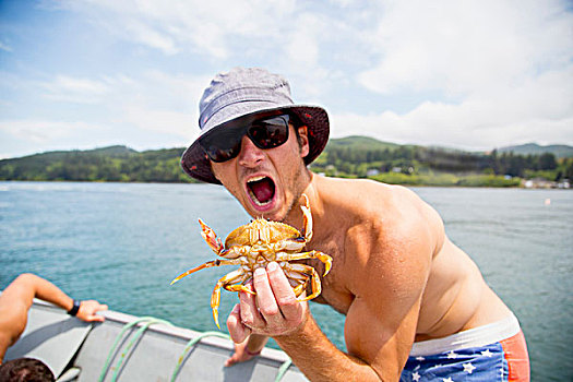 头像,中年,男人,拿着,螃蟹,渔船,湾,俄勒冈,美国