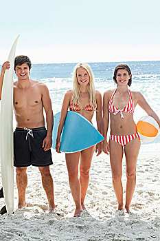 三个,朋友,泳衣,站立,冲浪板,水皮球
