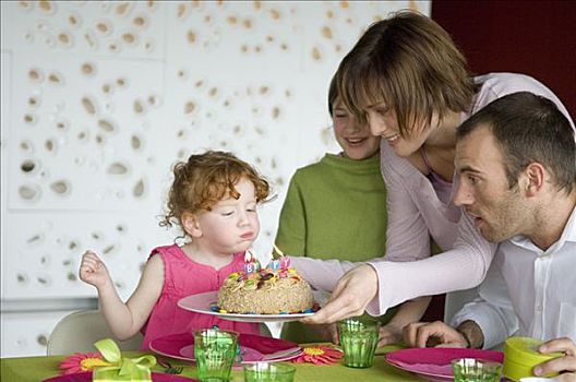 伴侣,两个小女孩,生日蛋糕,午餐,桌子