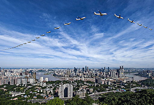 中国东方航空的飞机正飞越重庆市上空