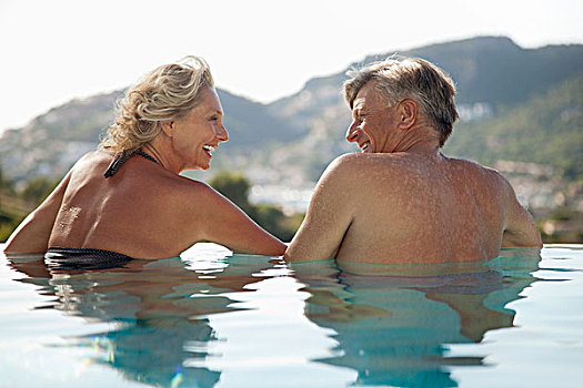 夫妻,放松,一起,游泳池,后视图