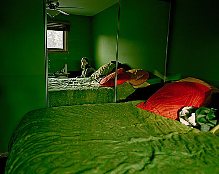 女人,坐,绿色,房间,红色,枕头,反射,门