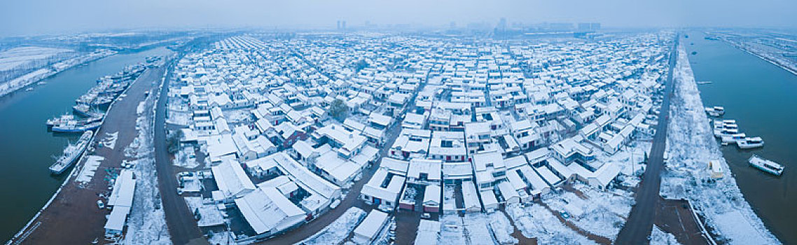 航拍江苏省连云港市赣榆区下口渔村码头中心渔港雪后美丽景色