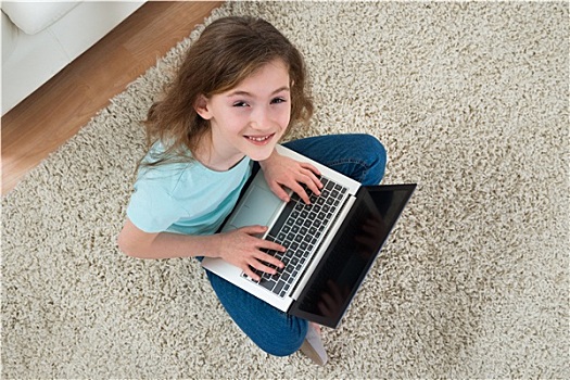 女孩,坐,地毯,笔记本电脑