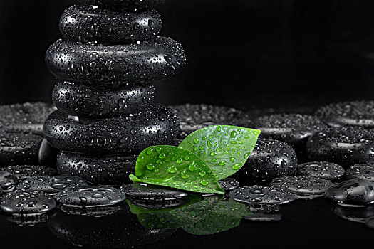 放在桌子上的spa能量石