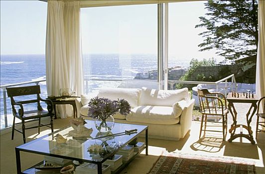 客厅,白色,沙发,茶几,凸窗,蓝天