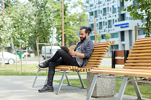 男人,平板电脑,坐,城市街道,长椅