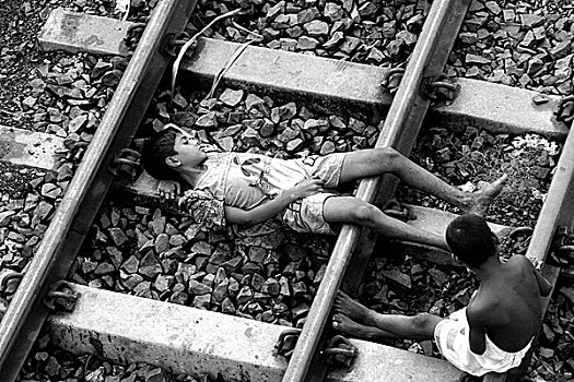 孩子,休息,轨道,拖鞋,达卡,孟加拉,十月,2007年,政府,纪录,人,一月,九月,2005年,意外,铁路,警察