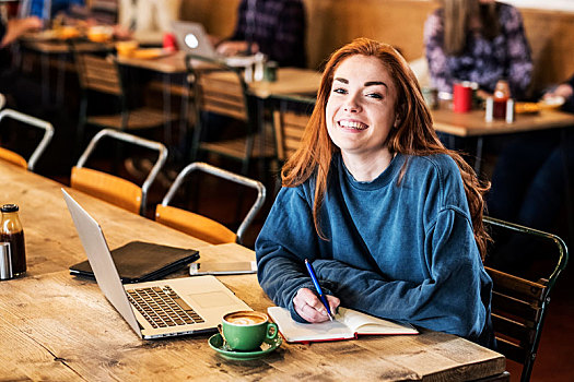 微笑,美女,长,红发,坐,桌子,工作,笔记本电脑