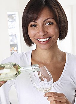 女人,倒出,白葡萄酒,瓶子,玻璃杯