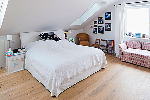 双人床,床头板,白色,床单,图案,沙发,阁楼,卧室