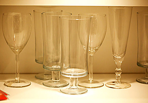 数量众多的透明玻璃杯