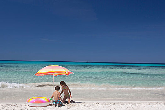 女孩,兄弟,玩,海滩伞,海滩,马略卡岛,西班牙